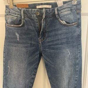 Zara trafaluc denimwear. Ripped, skinny Jean, medium wash.